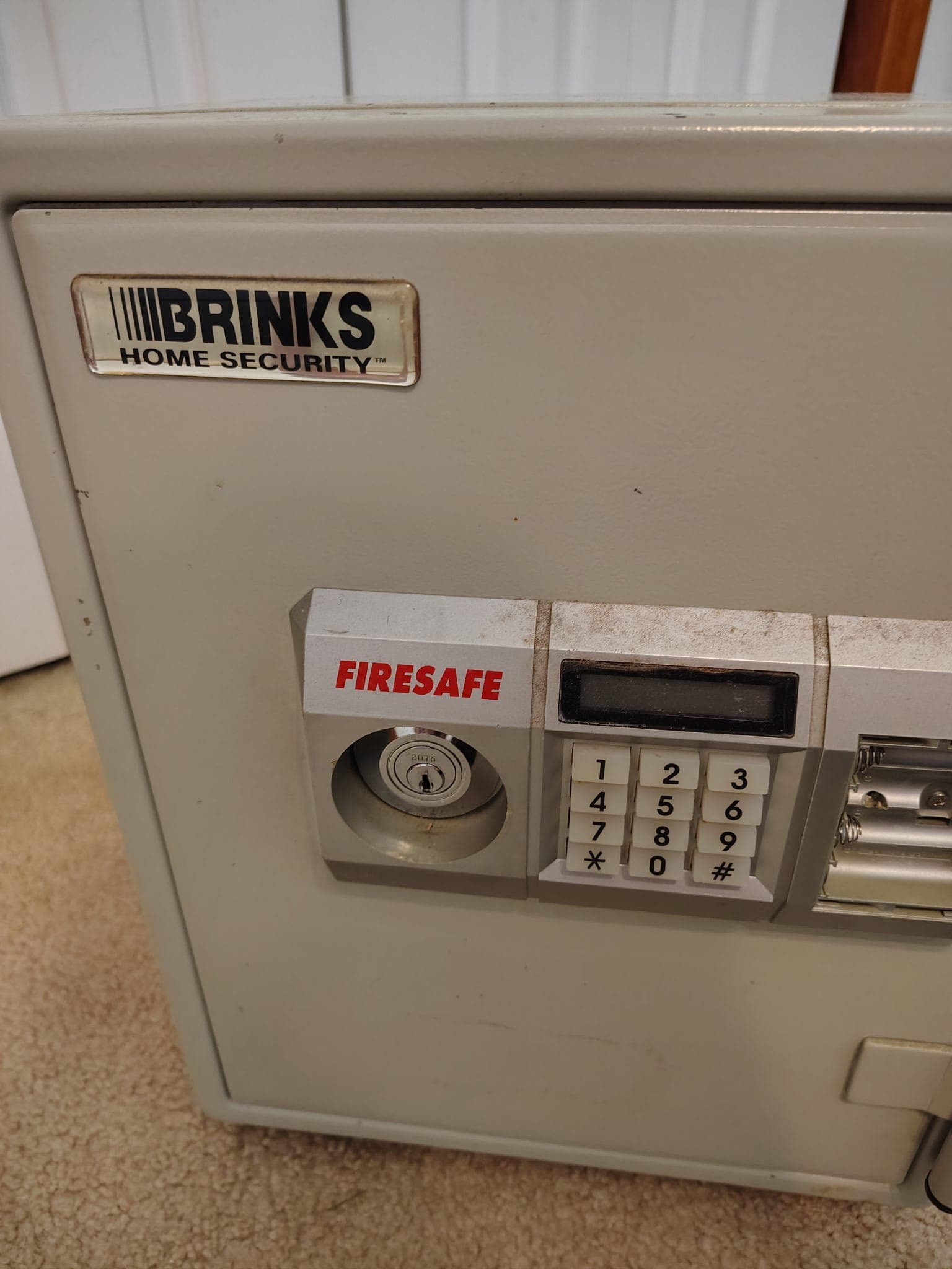 Instalación de caja fuerte de seguridad Brinks